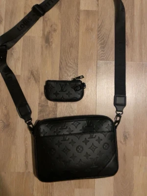 Louis Vuitton Axel väska äkta  - Svart lv väska andvänd den ett par gånger. Den är äkta. Den är som helt ny och mycket bra skick. PRIS KAN DISKUTERAS.