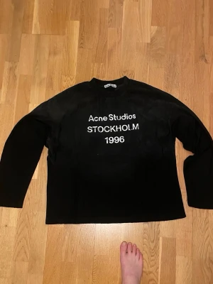 Acne Studios Tröja - Säljer * Märke Acne Studios * Produkt Långärmad tröja * Storlek S * Skick 10/10 inga tecken på användning * Kvitto finns, då jag köpt av en annan användare och hen hade kvitto från Acne Studios.  Fraktar alltid så snabbt jag kan📦🚚📬✅  Kontakta vid frågor eller prisfunderingar📳✅