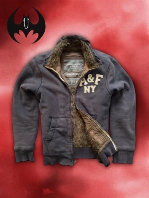 Fodrad Abercrombie & Fitch Kofta Jacka - Fodrad A&F Jacka | Acceptal skick, titta bilder | Size M/L | Längd: 68cm Axelbredd: 48cm Armlängd: 68cm | Lägg inte bud utan avsikt att köpa, pris kan diskuteras 