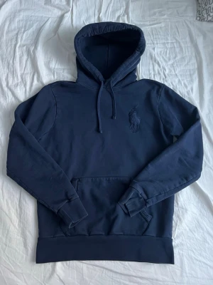 Ralph Lauren hoodie big pony - En riktigt schysst hoodie ifrån Ralph Lauren! Den är i storlek S och är i en riktigt bra kvalitet, skulle själv säga 9/10, den har inga skavanker eller betydande tecken på användning!👌 Nypris: 1800kr! 💰 Skriv om du har minsta lilla fundering eller om du skulle vara i behov av fler bilder!🖋️📸 Fraktar alltid senast dagen efter beställning!📦