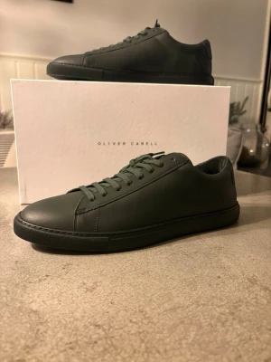 Oliver Cabell Low 1 Helt nya!! - Säljer mina helt nya Oliver Cabell skor Low 1! Färgen är en mörkare grön, de är aldrig använda!  Säljes pga felköp.. ✅ Ny skick!  ✅ storlek 43 ✅ Nypris: Ca 200€  Otroligt gott skick, jag har endast provat dem inomhus. Vid snabb affär är priset diskuterbart!