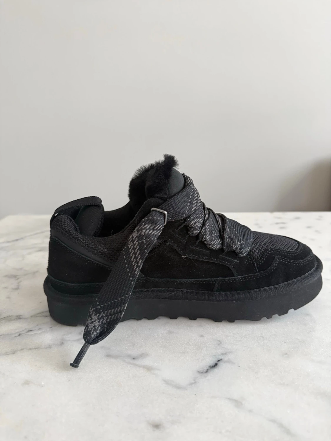 Uggs lowmel svarta  - 1