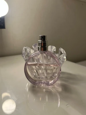 Ariana grande parfym - Ariana grande parfym 50 ml men se hur mycket som är använt på bilden🩷
