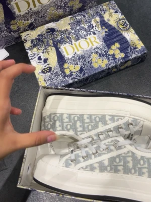 Dior B23 sneakers i vitt och grått - Säljer nu mina älskade Dior skor. Äkthetsbevis finns och box+påsen följer med. De är sparsamt använda och i ett mycket gott skick. 