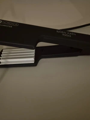 OBH Nordica Volummaster våffeltång - OBH Nordica Volummaster från Björn Axén Tools är en svart våffeltång med räfflade plattor i metall. Perfekt för att skapa volym och textur i håret. Utrustad med sladd och stickkontakt för enkel användning.