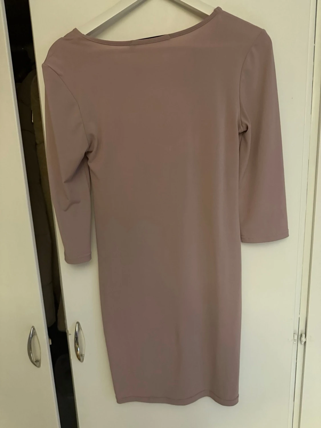 Ljuslila omlottklänning med cut out - 2