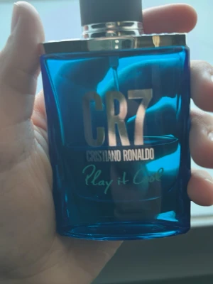 CR7 Play It Cool parfym blå flaska - Pris kan diskuteras vid snabb affär Fräsch parfym från Cristiano Ronaldo, CR7 Play It Cool. Kommer i en snygg blå glasflaska med silverdetaljer och svart lock. Perfekt för dig som gillar sportiga och fräscha dofter.