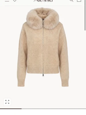Beige cardiganjacka med fuskpäls - Mysig beige cardiganjacka från Alessa. Helt oanvänd. Säljer för 1500 eftersom nypriset är 2000, då den är både ny och oanvänd. Säljer för att den inte passar min stil. Pris går att diskutera 😇