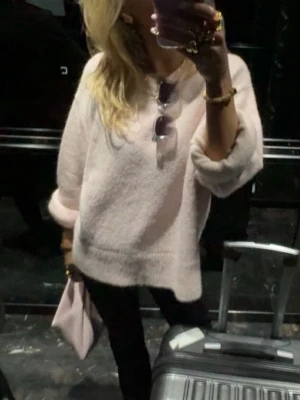 Stickad tröja  - Såå söt ljusrosa stickad tröja från gina young 🩷i storlek 158/164 som motsvarar xs/s!