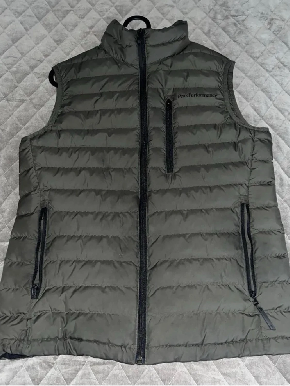 Olivgrön dunväst Peak Performance