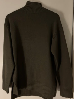 Stickad tröja - Stickad tröja med krage, har en liten tråd som sticker ut men inget man tänker på när man bär den!