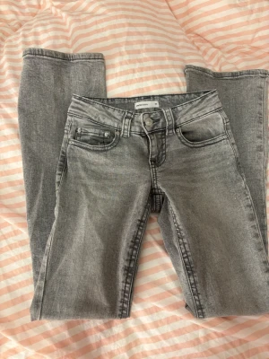 Grå lowaist bootcut jeans gina tricot - Säljer för att de är för korta🫶🏼
