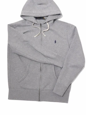 Polo Ralph Lauren - • Polo Ralph Lauren Hoodie • Size S • Stilren och Skön • Väldigt bra skick • Priset går att diskutera • Hör av dig kring frågor! •