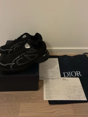 Svarta skor  - Säljer ett par snygga svart skor helt ny inte använda en ända gång storlek 42 och pris går även att diskutera man får även med allt som är på bilden