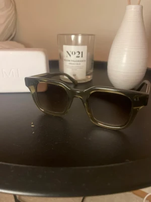 Gröna solglasögon från Chimi - Snygga solglasögon från Chimi med rektangulära bågar i transparent mörkgrön plast. Kommer i originalfodral. Perfekta för att lyfta din stil under soliga dagar. 04 i färgen grön, allting inkommer med fodral osv nästan aldrig använda❣️