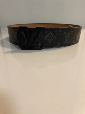 Bälte - Fint märkes bälte med färgen svart.  Perfekt för dig som söker ett bälte! Väldigt bra pris kontakta mig för några frågor!