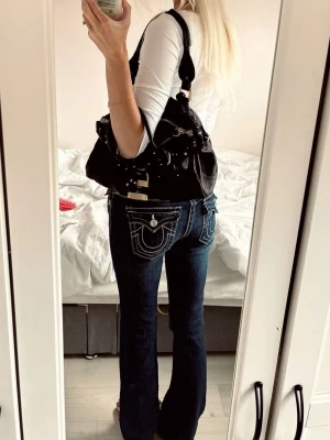 True Religion jeans - Snygga mörkblå true religion jeans. Använda fåtal gånger. Säljer då de inte passade mig. ❤️ Kontakta vid frågor. Priset är diskuterbart! Strl 27 NYPRIS 1300kr