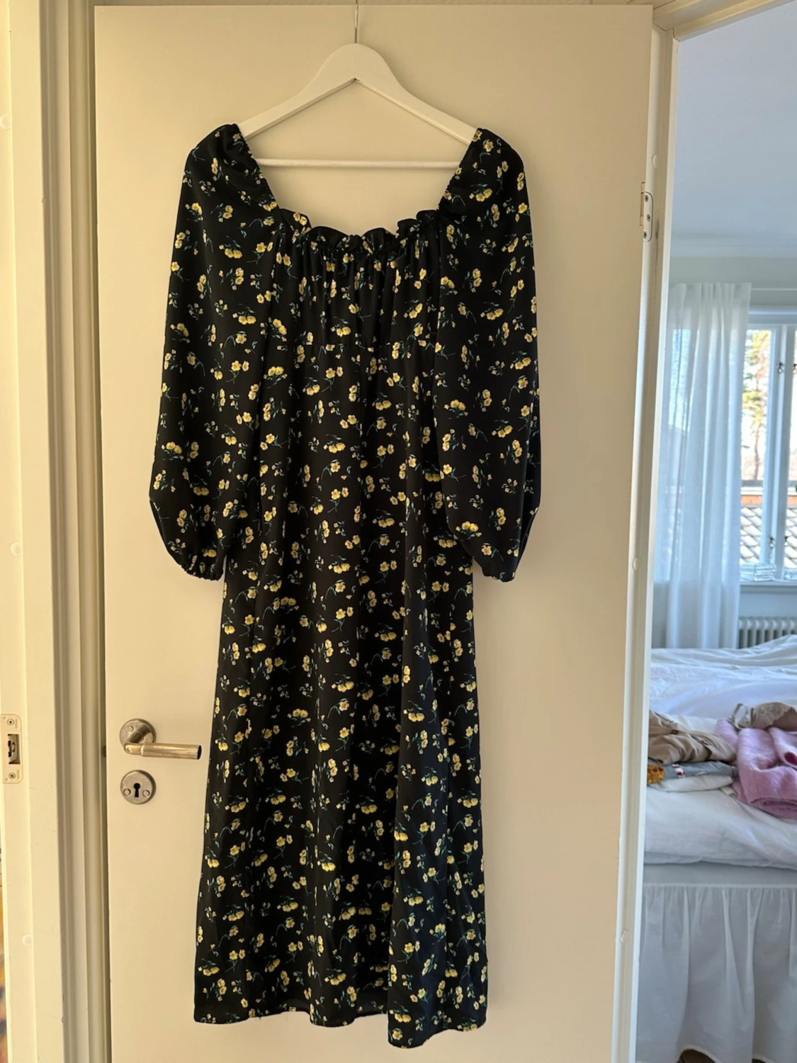 Svart blommig midiklänning med puffärm - 1