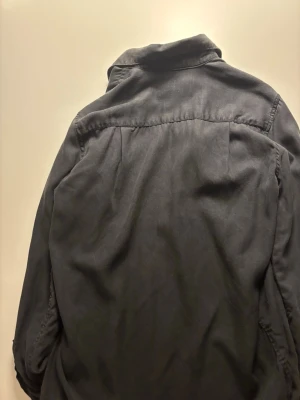 Skjorta A days march - Tja säljer denna grymt snygga mörkgråa skjorta från a days march i ett galet skönt material.  Säljer pågrund av att den blivit för liten på mig. Hör av dig vid funderingar!