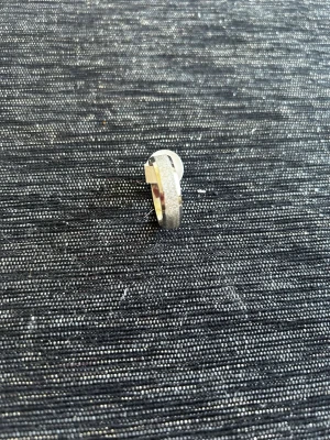 Bred silverfärgad ring i modern design - Snygg och bred ring i silverfärgat metall med en unik, modern form där bandet överlappar sig själv. Ytan har en matt finish med subtil textur som ger ringen en cool och stilren look. Perfekt för dig som gillar minimalistiska accessoarer med en twist. Finns Stlk 17.19, 18 och 21 kvar 