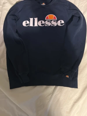 Mörkblå sweatshirt från Ellesse - Säljer denna tröjan från ellesse i storlek 152-158