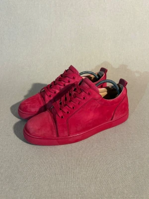 Christian louboutin louis junior - Storlek: 41,5 EU = 7,5 UK | Färg: Röd/burgundy | Skick: Okej skick | Defekter: Lite slitage på ytter sulan. Insidan vid hälen har materialet slitits upp. Mockan har tecken på användning | Material: Mocka | Tillbehör: Äkthets verifikat från Vestiare collective |  Pris: 2799kr | Dm för frågor.