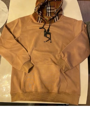 Burberry hoodie - snygg burberry hoodie har andvänds fåtal gånger,inga defekter helt enkelt pris kan såklart sänkas!!