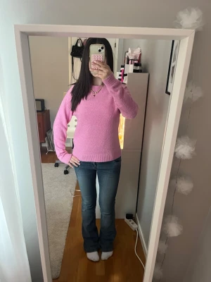 Rosa stickad tröja från Vero Moda - Säljer en jättesöt och jätteskön rosa stickad tröja från Vero Moda. Endast använd en gång! 💞