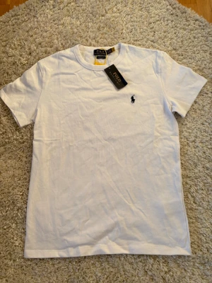 Vit t-shirt från Polo Ralph Lauren - Klassisk vit t-shirt från Polo Ralph Lauren. 