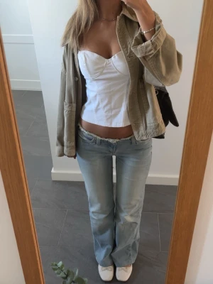 Low waist jeans - Säljer dessa populära low waist jeans från Nelly. Dom är sydda så att de ska passa mig som är 158. Är i strl 32 men sitter som XS/34.