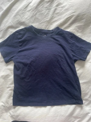 Mörkblå basic t-shirt - En enkel mörkblå t-shirt med rund hals och korta ärmar. 