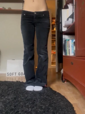 Svarta bootcut manchesterbyxor - Jättesnygga svarta manchesterbyxor från Esprit! Lågmidjade bootcut. Lite slitna vid hälen men knappt synbart när man har de på sig. Storlek 34 men passar 36 också.  Midjemått: 39 cm tvärs över Innerbenslängd: 80 cm Fotändan: 23 cm