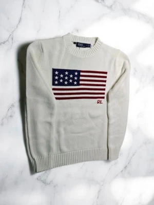 Vit Ralph Lauren Tröja - Vit Ralph Lauren tröja med Amerikanska flaggan som design. Storlek S. Helt ny oanvänd.