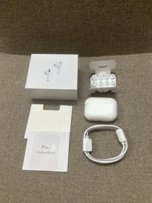 Apple  hörlurar Pro 3 helt nya inte använda supper bra kvalitet   - Säljer ett par vita trådlösa in-ear hörlurar Pro 3 med laddningsetui, flera silikonpluggar i olika storlekar och laddningskabel. Hörlurarna har en stilren design och levereras i originalförpackning med instruktioner. Perfekt för musik, poddar och samtal.