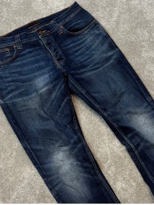 Nudie jeans - Hej, säljer mina fina nudie jeans i modellen Grim tim, jeansen är i jätte fint skick inga defekter size 34/32            Priset inte hugget i sten