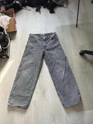 Gråa Levi’s jeans med vintagekänsla - Säljer ett par gråa jeans med rak och baggy passform och klassisk femficksdesign. Jeansen har en tvättad vintage-look och normal midja. Perfekta för dig som gillar en avslappnad och trendig stil. Byxorna är special syda så storleken är W28/L31. Byxorna är nästan helt oanvända och orginal priset jag betalade var runt 1500-1600kr så kan släppa dom för max 1400kr pris kan väl diskuteras.