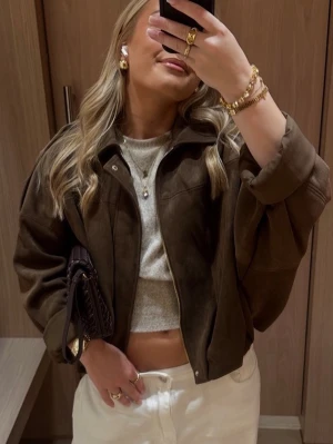 Brun oversized jacka med krage - Säljer min super populära Zara mocka jacka, slutsåld!!!! Super bra omhändertagande!