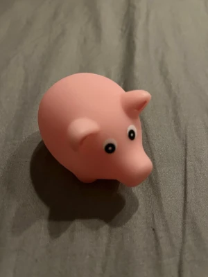 Söt rosa stressboll gris - En gullig stressboll formad som en gris i ljusrosa färg. Man kan trycka under grisen så lyser de 