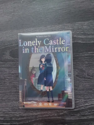 Lonely Castle in the Mirror DVD - Säljer en DVD med filmen Lonely Castle in the Mirror, en japansk anime regisserad av Keiichi Hara. Omslaget har färgstarka illustrationer med spegelmotiv och skoluniformer. Perfekt för dig som gillar fantasy och äventyr.