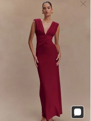 Vinröd maxiklänning från Meshki - Jättefin klänning från Meshki! Helt ny med prislapp. Perfekt till bal💕