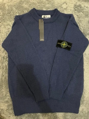 Blå stickad tröja från Stone Island - Tjena! Säljer nu denna stone Island stickade tröjan. Ny, endast testad. Färgen är mörkblå, storlek S. Vid frågor kontakta gärna💕