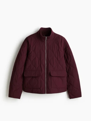 Quiltad vinröd jacka - Jättefin quiltad vinröd jacka från H&M. Kommer ej till andvänding. Mycket bra skick endast använd 1-2 gånger. Pris går att diskuteras 