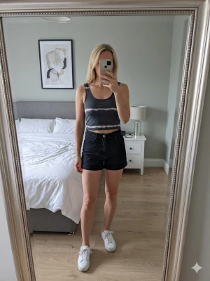 Svart och vit tie-dye linnetopp - Säljer en svart och vit tie-dye linnetopp från FB Sister i storlek M. Toppen är ärmlös med breda axelband och croppad passform. Tillverkad i mjuk bomull, perfekt för sommardagar eller som ett lager under en skjorta.