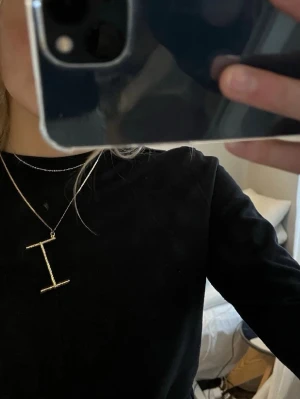 Maria Nilsdotter  - Säljer ett berlock köpt från Maria nilsdotters sample sale för snart 3 år sen! Berlocken kan behöva få en till påfyllning av färg, fick ej box endast en liten dustbag som jag sålde med ett par andra örhängen! Så box/dustbag/påse medföljer ej tyvärr och på grund av skicket ligger priset därav på 700kr.