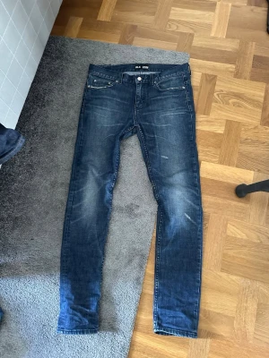Jeans från BLK DNM - Tja, säljer dessa sjukt snygga jeans från BLK DNM❗️ Jeansen är gjorda i 99% högkvalitativ bomull och är därför riktigt sköna att ha på sig. De har riktigt feta fades och slitningar samt en lagning i skrevet. Storlekslappen har tyvärr åkt av men jeansen är i storlek W31 L32😁.                 Nypris på dessa ligger runt 2500 kr, passar inte mitt pris är det bara att lägga ett prisförslag😁❗️                         Har du några frågor är det bara att höra av sig❗️