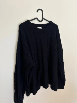 Marinblå kabelstickad tröja - Marinblå kabelstickad tröja. O 