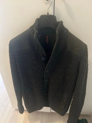 Grå Cardigan - Jäkligt snygg cardigan från märket: Piazza Italian Man. Den är skön och stilren, knappt använd och inga skador eller defekter. (Som ny). Köpt i Florens Italien. Storlek S. Kan has vanligt eller över hoodie t.ex. snabbt köp=bättre pris!