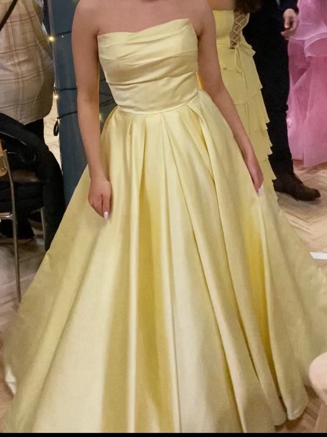 Ljusgul axelbandslös balklänning