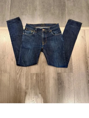 Nudie jeans  - Nudie jeans i W30 L32. Dom har ett litet hål i skrevet. Och några repor på fickan. Bara att höra av sig vid funderingar 🤩