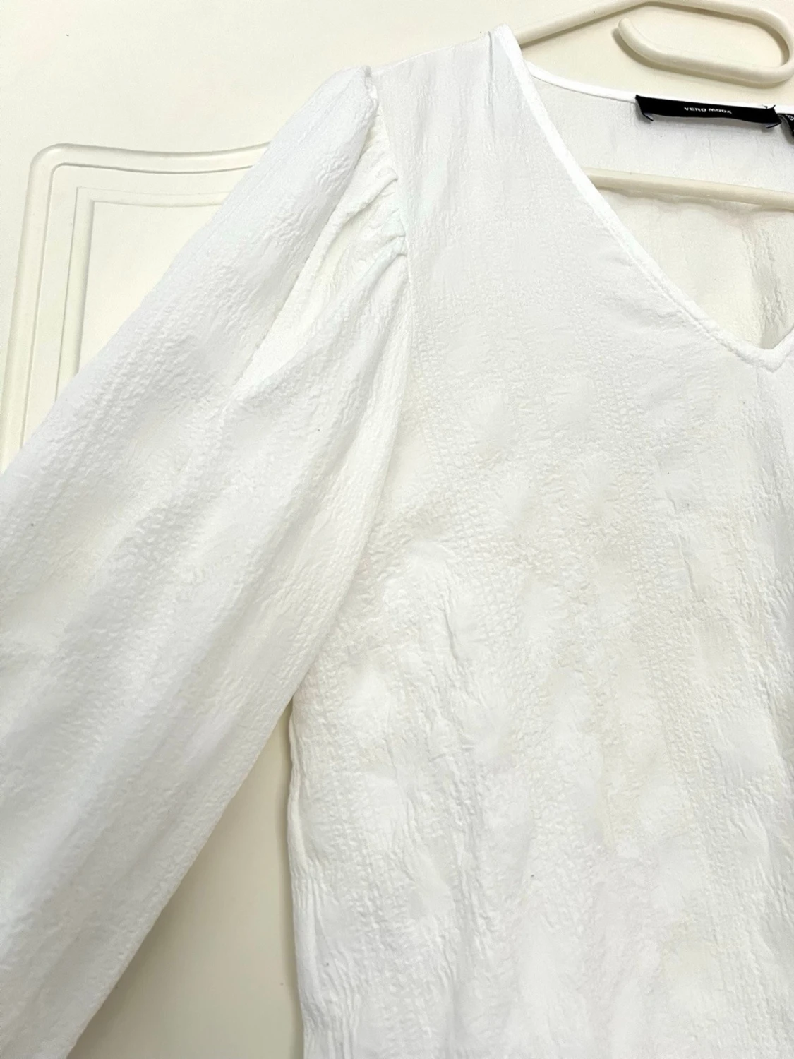 Vit blus med v-ringning vero moda - 2